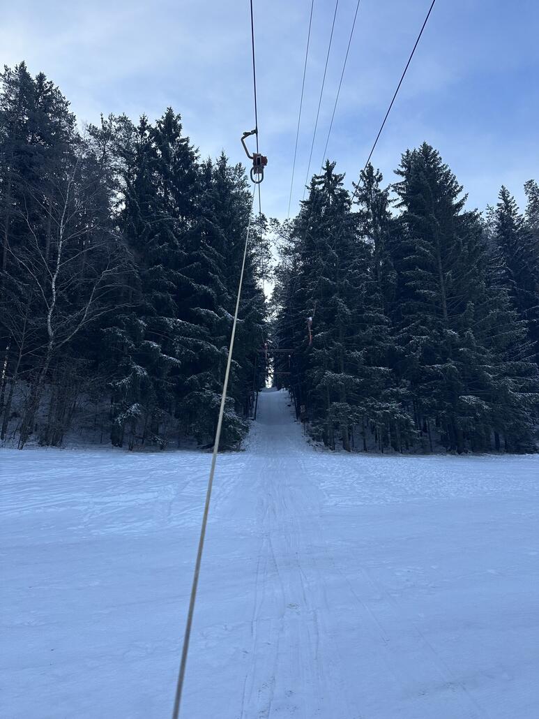 Und nach dem Kauf der 10 Euro Tageskarte im Leitner Kurzbügler, alles sehr nostalgisch und idyllisch durch den verschneiten Wald :)