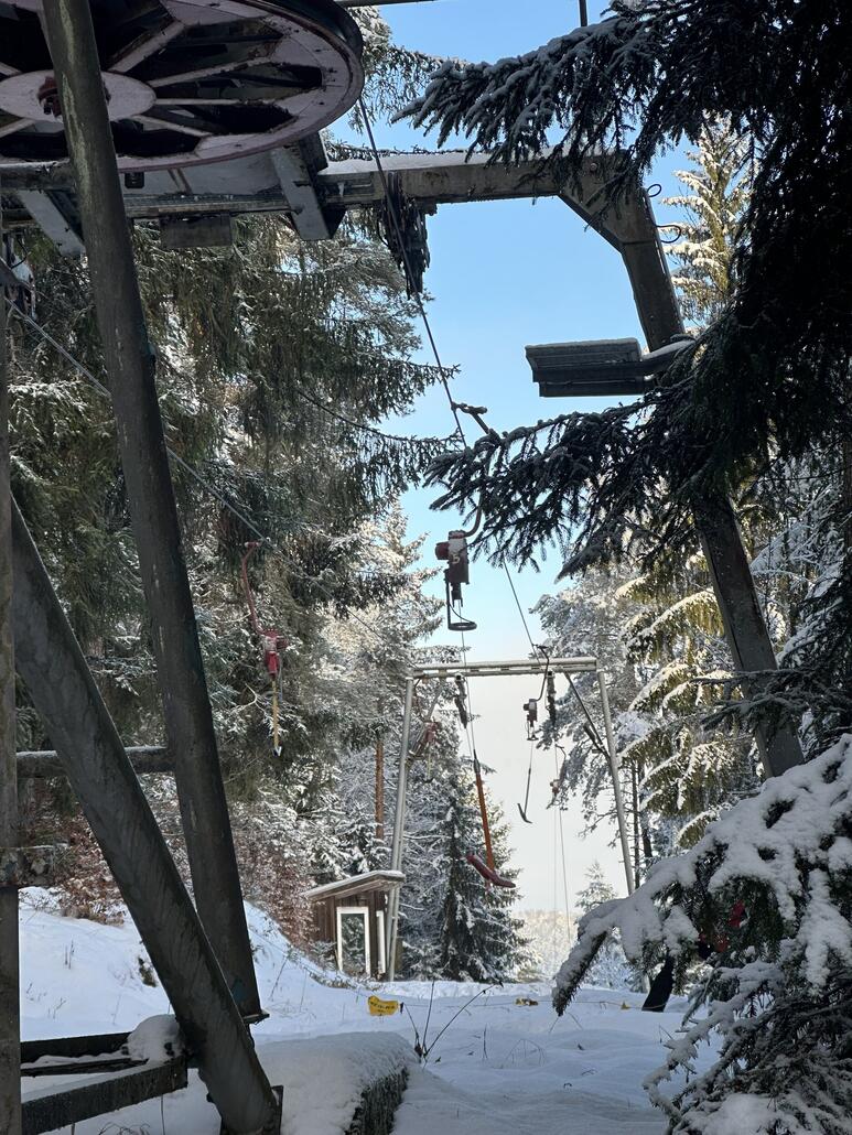 Der Lift hatte alle 2 Runden von mir einen Stillstand, weil sich die Bügel über das Seil legten.