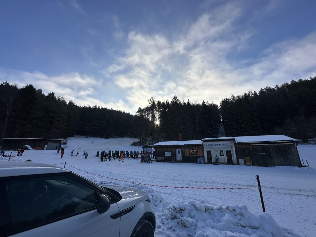 Hör ich nach 1,5 Stunden auf. Sehr netter und schöner Einzelift mit viel Abwechslung! Klar sind die Möglichkeiten begrenzt und die Pisten auch grenzwertig, aber der Lift hat jetzt schon 8 Betriebstage, was schon gut viel ist :)