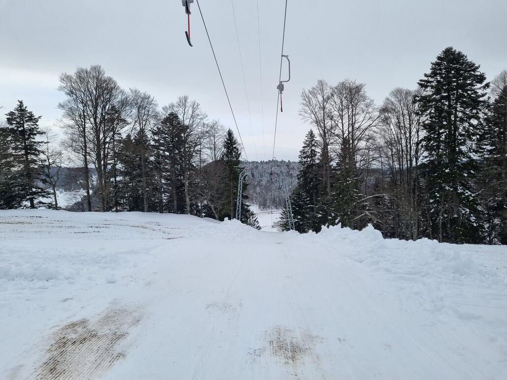 Snowfarming rechts und links der Schlepplifttrasse