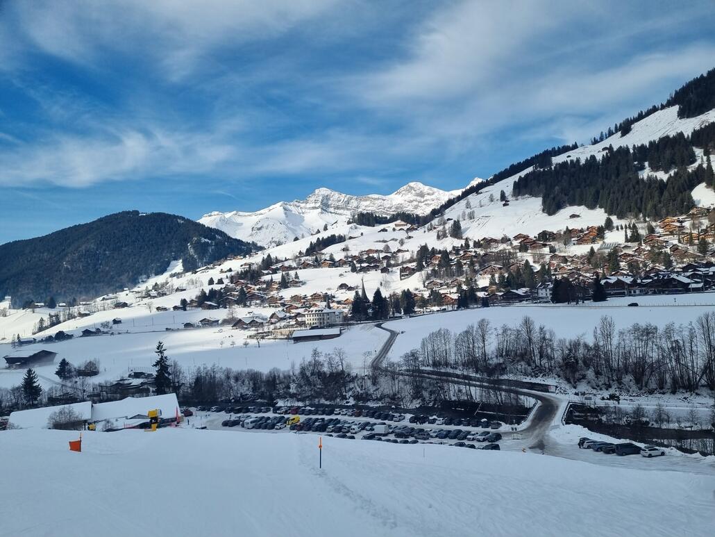 20260113_123916.jpg (968.45 KiB) 1426 mal betrachtet Um Mittags war der Parkplatz viel voller, aber wo sind die ganzen Leute? Die Pisten sind weiterhin frei