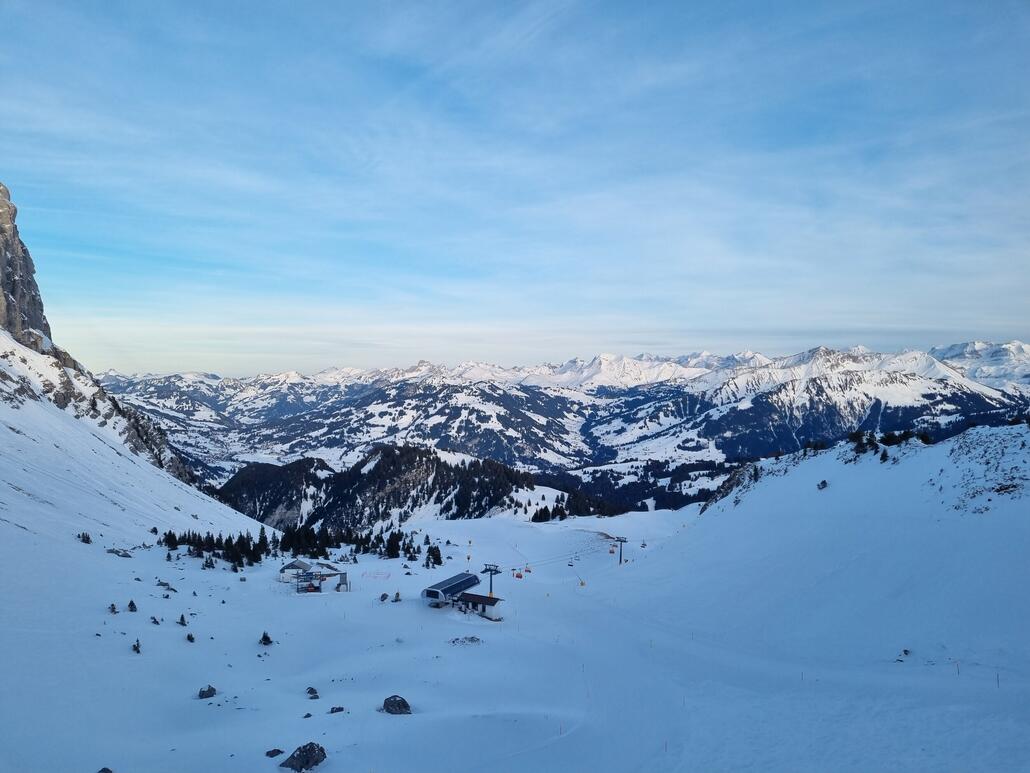 20260113_162704.jpg (664.72 KiB) 1358 mal betrachtet Abendstimmung, die Bahn schliesst um 16.30. Die Schneekanonen werden von Helis weggeflogen, sieht man im Bild aber nicht
