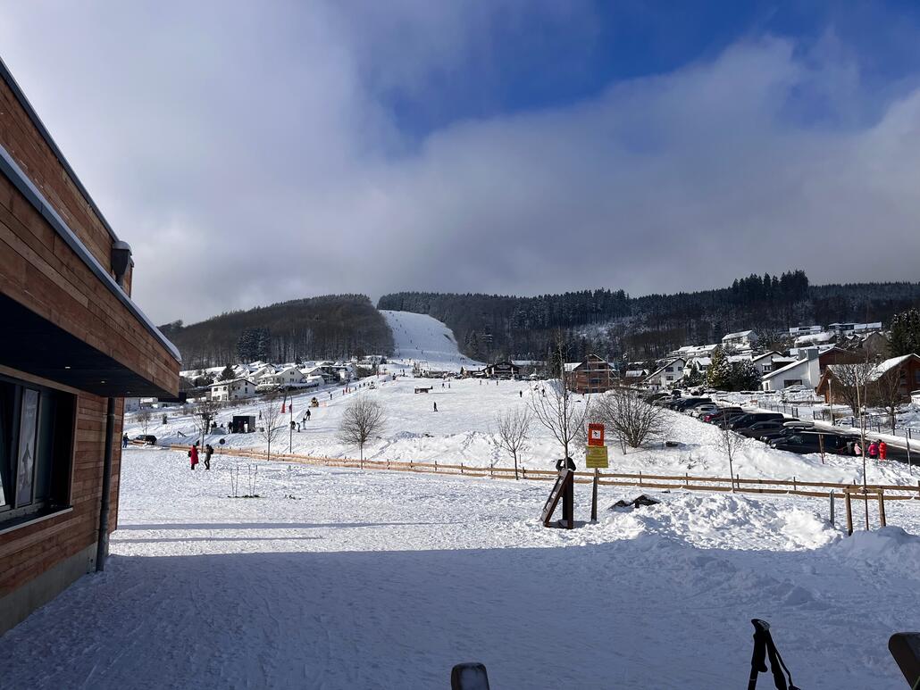Blick von der Talstation K1 zu Zipfellift und Sonnenlift