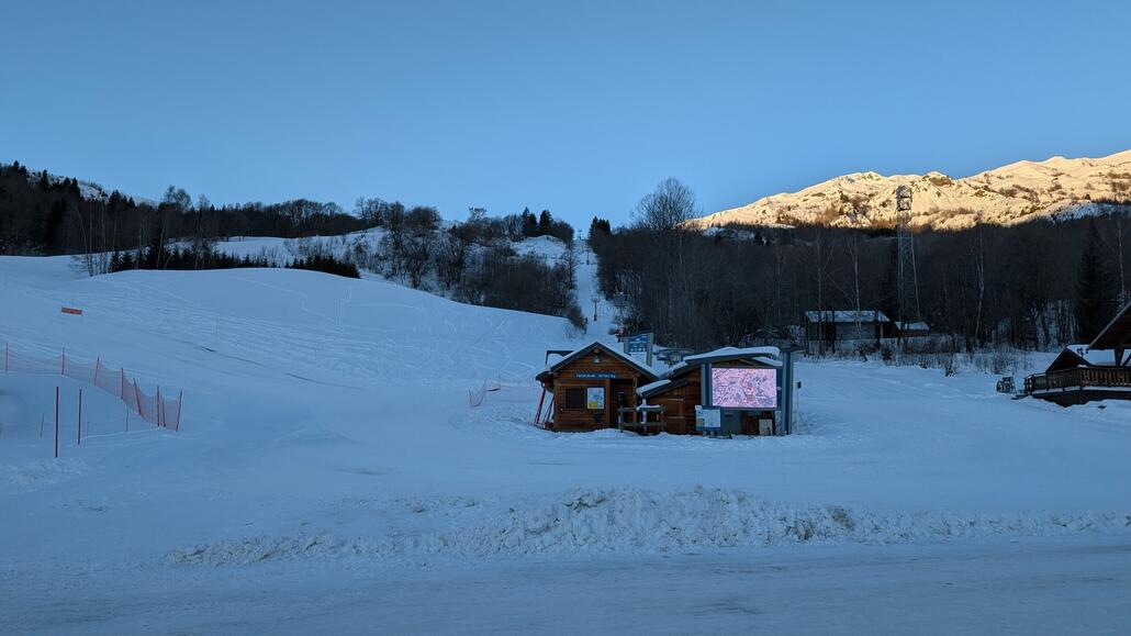 Mit dem Schlepplift geht's weiter ins Skigebiet, und da der nächste Lift erst um 9:15 Uhr öffnet ist auch noch einmal eine schöne Talabfahrt bei Sonne und frisch präparierter Piste dabei!