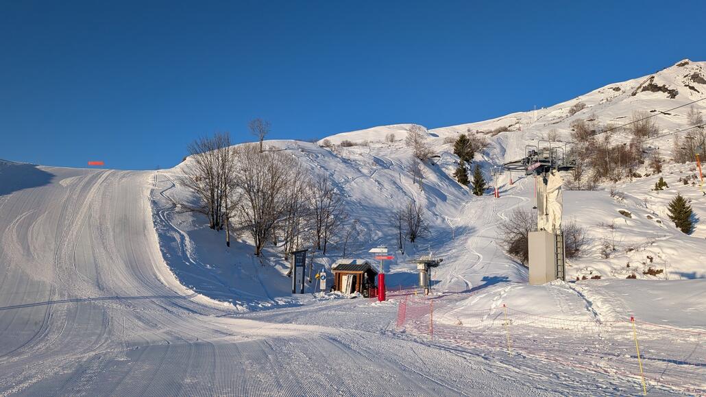Mit dem zweiten Lift jetzt nachher gleich weiter. Interessanterweise sind das keine stangenschlepplifte, sondern die gewöhnlichen einroll-schlepplifte, wie die Franzosen sie nennen übersetzt.