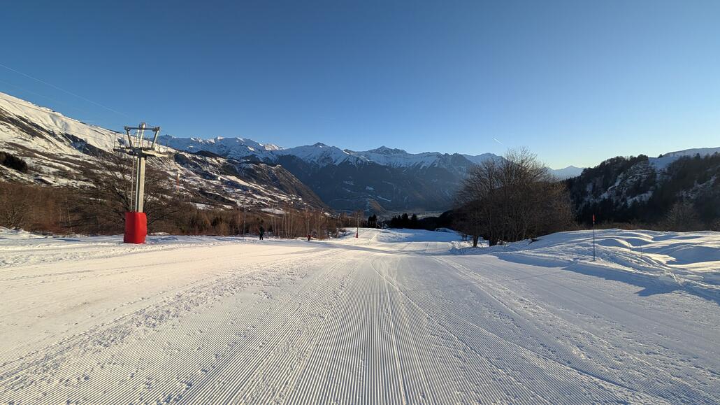 Aber zuerst die Talabfahrt einmal, schön in der Sonne im oberen Teil perfekt präpariert, auch wenn es etwas wenig Schnee hat, aber sehr gut zu fahren