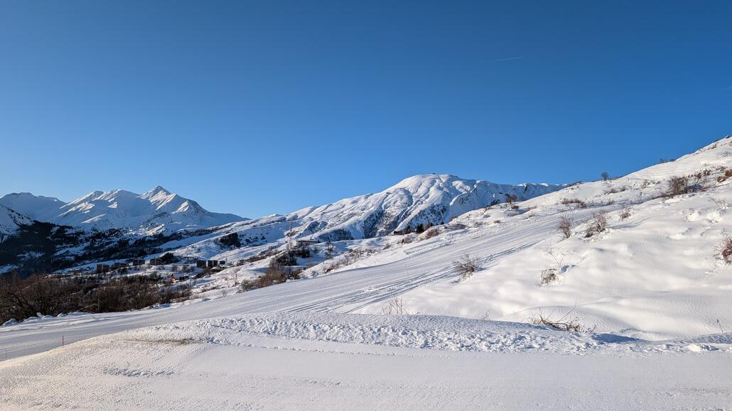 Blick auf den Hauptteil des Skigebietes von La Toussoire