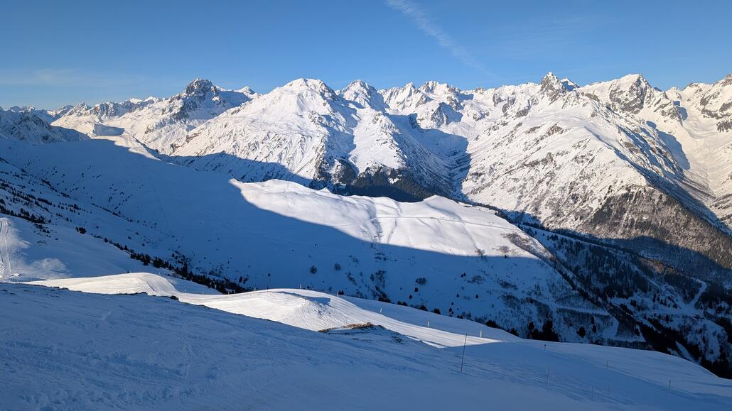 Auf der Schattenseite der stillgelegte Sektor von Saint-Colomban-des-Villards. Hier ging es mit einer langen und mühsamen Kette aus langsamen sesselbahnen und schleppliften nach oben. Ich kann schon verstehen dass man sich stillgelegt hat, weil gerade da auf der schattenseite solche langsamen Lifte einfach keinen Spaß machen und wahrscheinlich die nicht viele Leute benutzt haben. Trotzdem natürlich schade um den weiteren skiraum und den weiteren Zugang, da hätte man sich mal ein Beispiel an Les Arcs nehmen sollen, die das abgelegene Villaroger mit einer modernen Gondelbahn besser angeschlossen haben. So könnte man z.b hier auch eine lange Gondelbahn direkt vom Ort bis auf den markanten Gipfel bauen, zu dem bisher ein Schlepplift geführt hat. Dann nur noch die obere Sektion des sesselliftes ersetzen und zwar direkt hochziehen bis auf den Gipfel zu den anderen sesselliften, und man hätte einen optimalen Zugang.