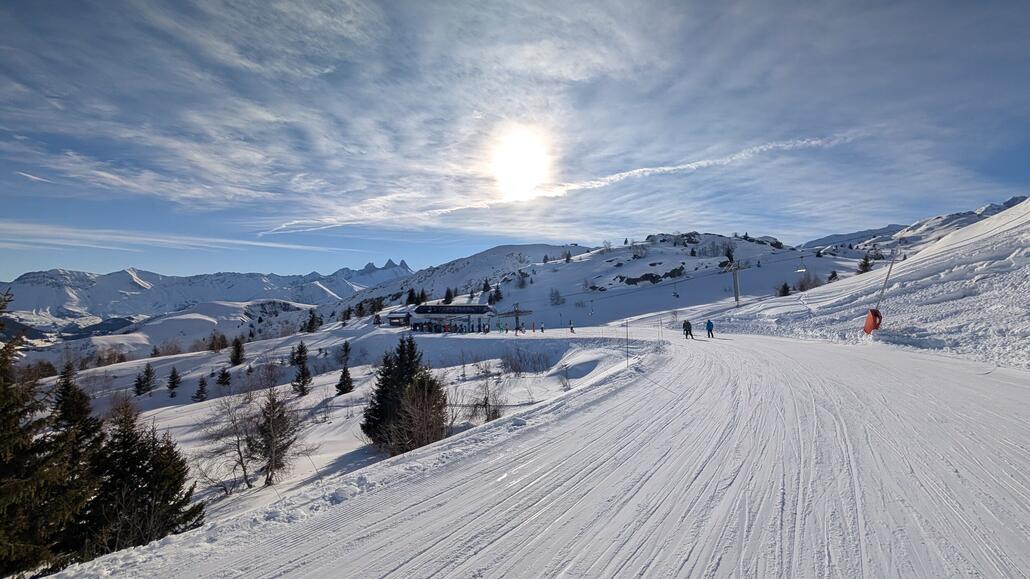 Mit der Sesselbahn Rouet geht's auf den höchsten Punkt auf 2600 Metern, Les 3 Lacs.<br />Diesen Sommer soll eine neue Gondelbahn direkt aus dem Ort bis zum zentralen Verbindungspunkt Ouillon gebaut werden, die das ganze hier oben etwas entzerrt, genannt Liaison Express.