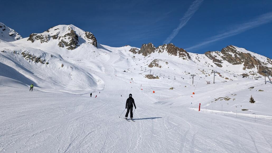 Tolle rote Piste am 3 Lacs, die langsame Sesselbahn dort soll in zwei Jahren ersetzt werden. Man kann sie aber mit der vorher gefahrenen Sesselbahn umfahren.
