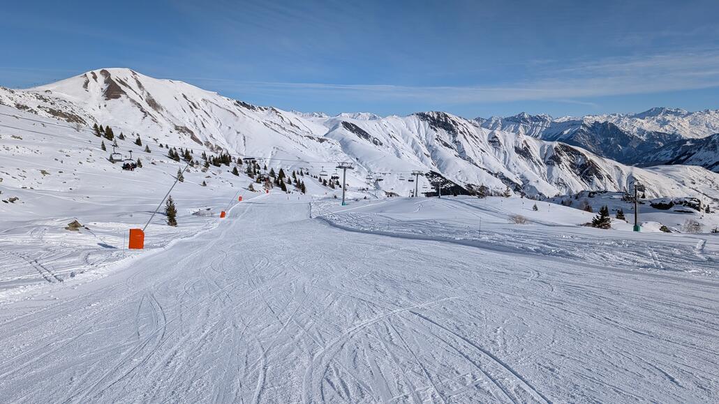 Auch den Schlepplift auf halber höhe mit gemütlicher Piste nehme ich noch mit, aber er fährt leider sehr langsam. Ich wünsche mir die klassischen französischen Stangen Schlepplifte her!