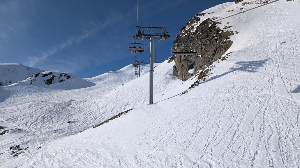 Rouet Sesselbahn mit leider geschlossenet schwarzen Piste aber dafür tollen hochalpinm Gelände, hier kann min super offpiste fahren! Dazu fehlt heute die Zeit, aber irgendwann muss ich hier nochmal hin!