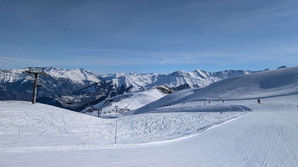 Vorbei an einer Sesselbahn von Bartholet geht es in den heute noch nicht besuchten Sektor Le Corbier
