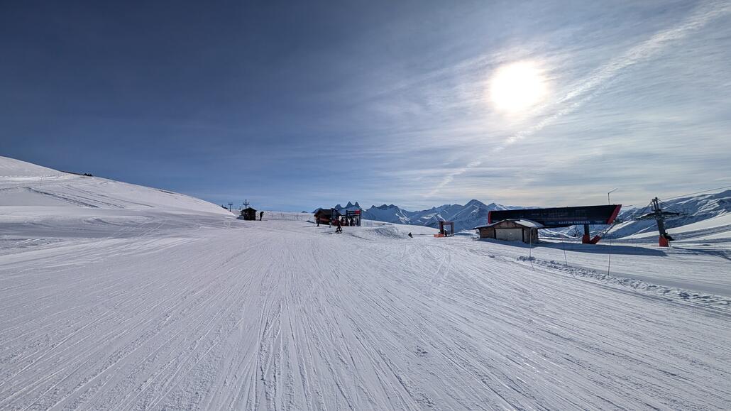 Die Verbindung besteht aus zwei kurzen Schleppliften, dazwischen befindet sich eine Abfahrt. Einer der Schlepplifte fährt durchgehend und dient sowohl für den Aufstieg als auch für die Rückfahrt.