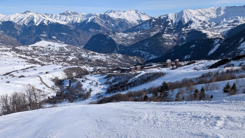 Dann geht's auf eine knackige steile Abfahrt runter bis ins Tal, die zwei repariert aber nicht besonders schön präpariert ist, trotzdem aber gut zu fahren.