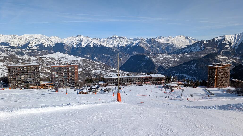 La Corbier, diese Ort sieht noch am ehesten wie eine französische retortenstation aus, die anderen Orte sind dank der flachen hochebene recht natürlich gelegen