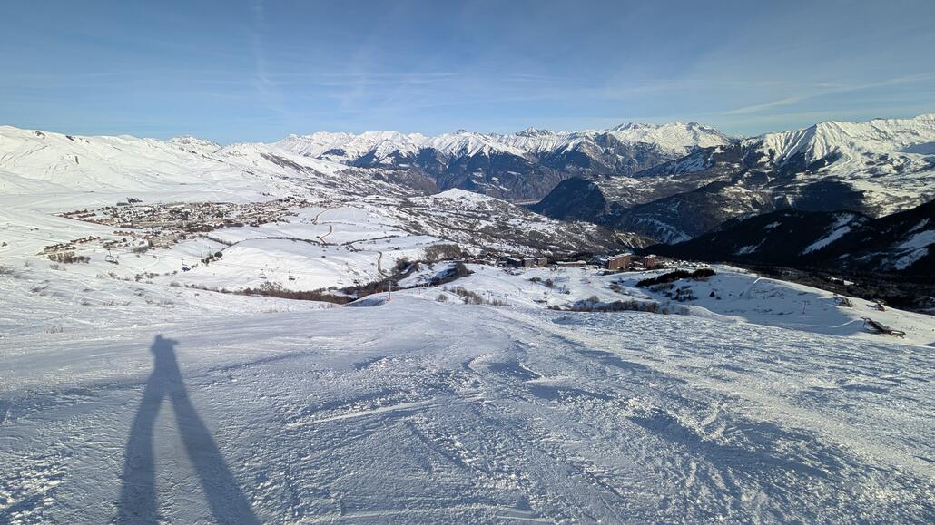 Generell sehr schöne lange Pisten mit vielen höhenmetern und schnelle moderne Lifte hier im Sektor! Das gesamte Skigebiet hat echt richtig Potential, wenn dann noch den ein oder anderen Invest tätigen würde, was er teilweise auch geplant ist, könnte ich mir echt gut vorstellen hier auch länger hinzukommen und Urlaub zu machen.