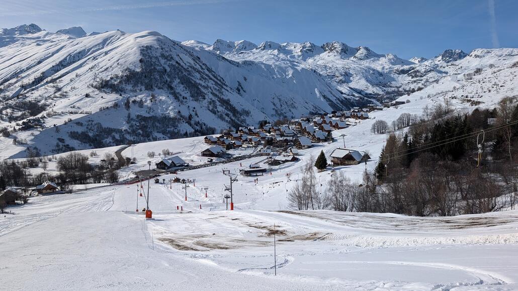 Saint-Jean-d’Arves und dahinter im Hintergrund   Saint-Sorlin-d’Arves mit den hochgelegenen Pisten um Les 3 Lacs