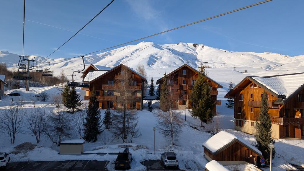 Netterweise öffnet der Lift auch schon um 8:45 Uhr, so dass alle Leute, die ihre Unterkunft hier in der Nähe haben, auch um 9 Uhr schon im Zentrum sein können, wenn dann die anderen Lifte öffnen. <br />Rechts sieht man den Sessellift Grand Truck, wenn man braucht um wieder zurück nach Les Bottieres zu kommen, wo ich heute morgen eingestiegen bin. Da der Lift da rechts auch sehr schöne Pisten erschließt, wäre das die wichtigste Investition in diesem Sektor, und die Talstation müsste man so weit noch runterziehen, dass man von der gerade gezeigten Piste dahin kommt, das sind nur 100 oder 200 m extra.