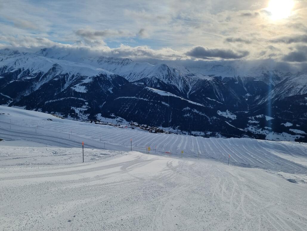 Nach 50m dann Ernüchterung: Ein Grossteil gesperrt, obwohl grün im interaktiven Pistenplan!<br />Stattdessen nach links bergauf den Ziehweg.<br />Hallo Aletscharena:D