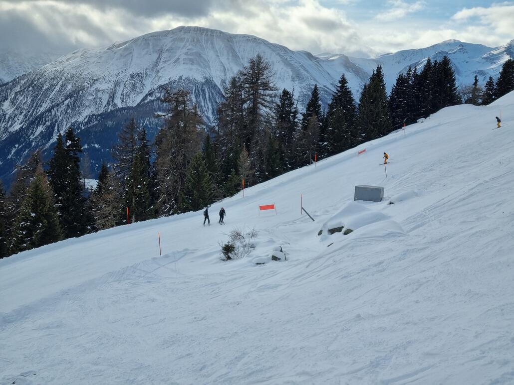 Ich habe hinter dem Langsam-Schild am Heimatt angehalten um ein Foto zu machen. <br />Und wurde daraufhin von einem Mitarbeiter des Pistenteams umgehauen, nachdem er durch das Schild gestürzt ist.<br />Auflösung ist hoffentlich nicht gut genug, um die beiden nach Aufstellen des Schildes zu erkennen. Möchte hier niemanden an den Pranger stellen. Kann passieren.