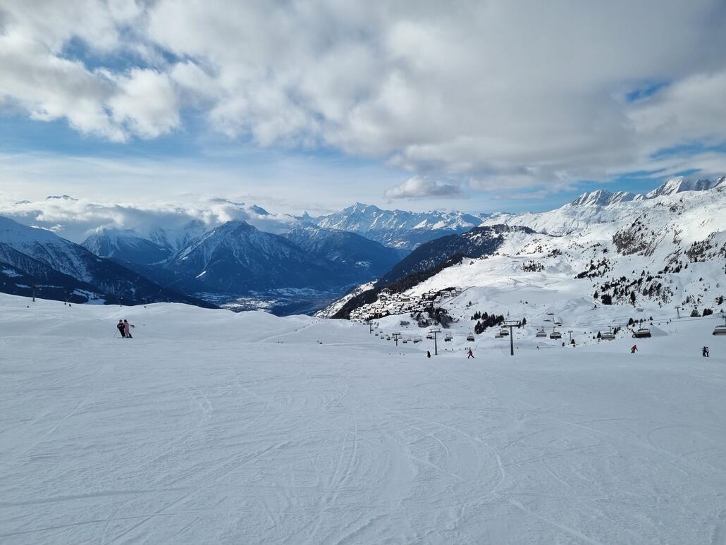 Im Fiesch Bereich zog es dann zu und die Bodensicht war plötzlich enorm schlecht. Daher bin ich nach Osten zur Bettmeralp geflohen. <br />Der Bereich Wurzenbord und Schönbiehl ist schon sehr schön oben. Unten dann bei den Bahnen aber ein enormer Flaschenhals. Hier muss es zur Hauptsaison unangenehm sein