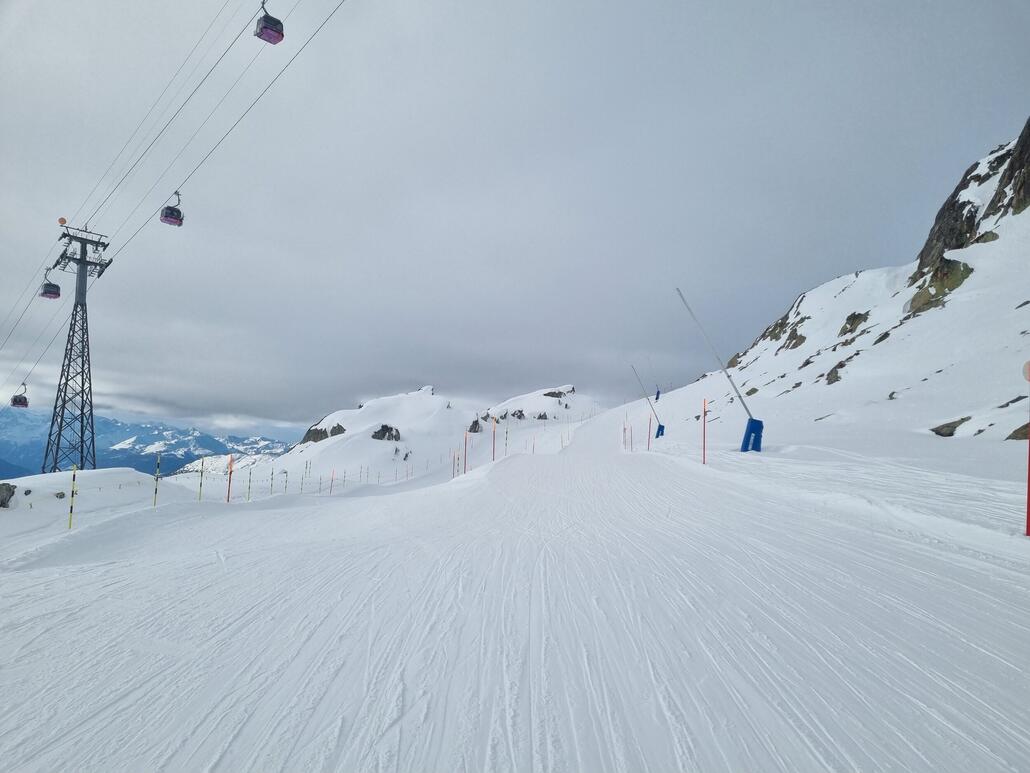 Die machen sich doch einen Spass aus dem Klischee. Piste am Bettmerhorn splittet sich auf für 100 Meter. Rechts landet man aber in einer Kuhle und muss hochschieben. Und dabei ist das nichtmal ein Ziehweg!