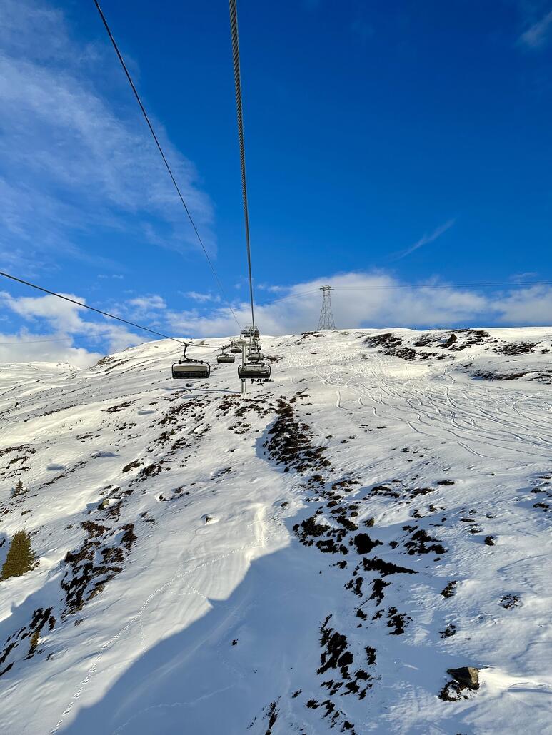 Sehr wenig Schnee. Hier hat es ja auch eine Piste aber da fehlt einiges.