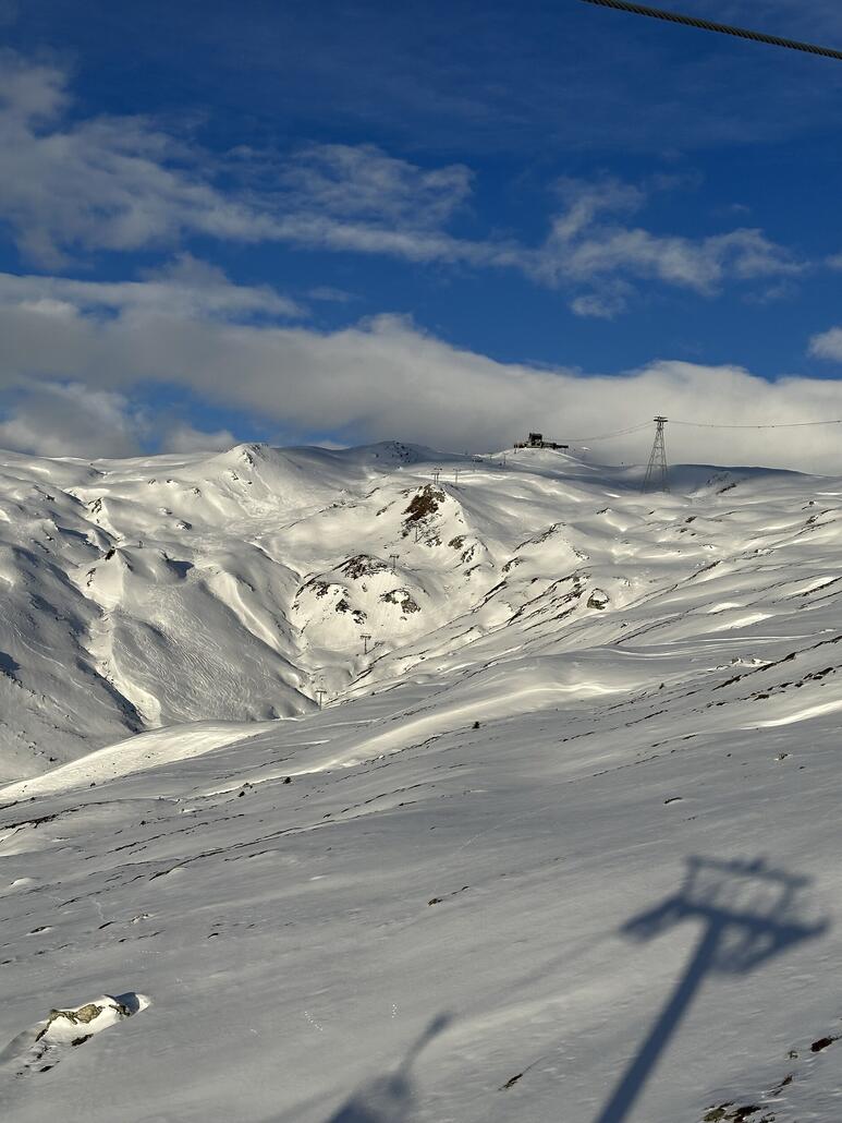 Blick Richtung Treis Palas. Piste am Lift sieht schneemässig noch gut aus aber der Verbindungsweg hat sehr wenig. Für mich unverständlich das dort keine Beschneiung ist, das würde das Gebiet grösser machen.