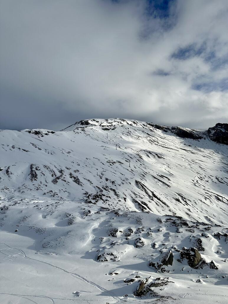 Blick Richtung Cassons, sehr wenig Schnee.