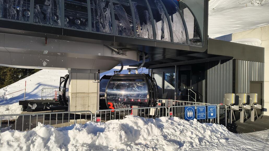 Skipasskontrolle beim Ausstieg (in der Mittelstation ist Einstieg ohne Kontrolle möglich)