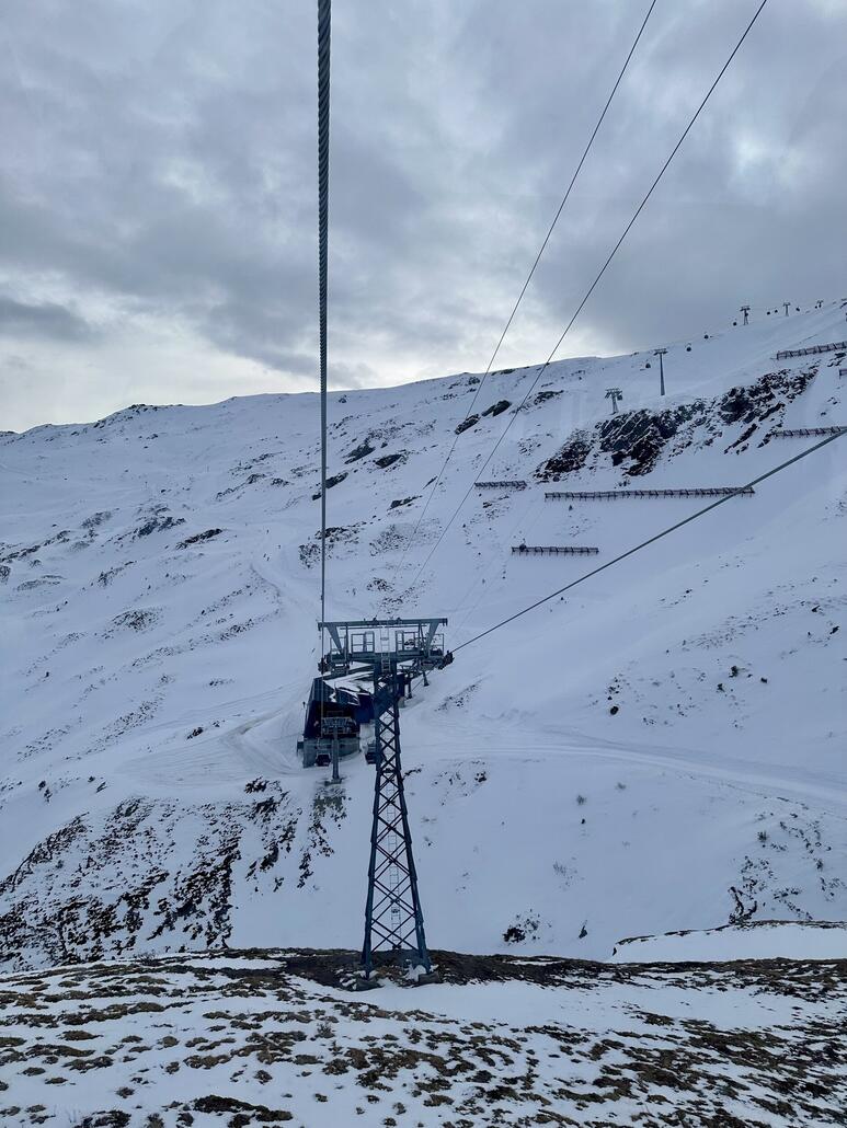 Blick Richtung Fuorcla. Schon sehr wenig Schnee aber die Piste vom Vorab wird bearbeitet.