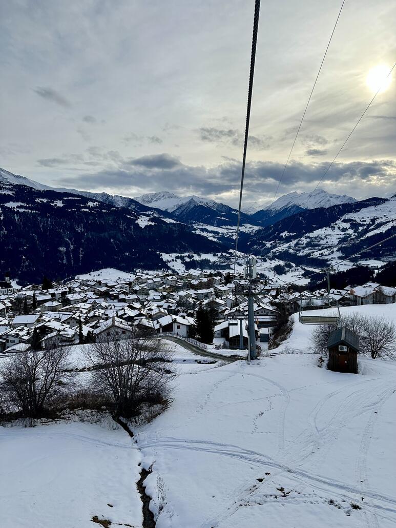 Blick auf Falera. Sehr gemütliche Gegend, das macht Laax aus mir den verschiedenen Gegenden.