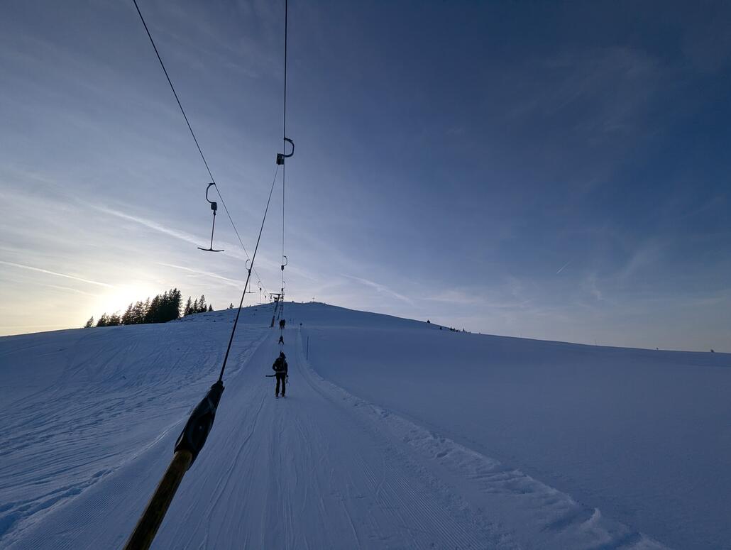 Einer der zwei Schlepper oben am Bergkamm