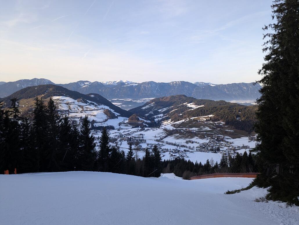 Schwarze Talabfahrt an der Gondel