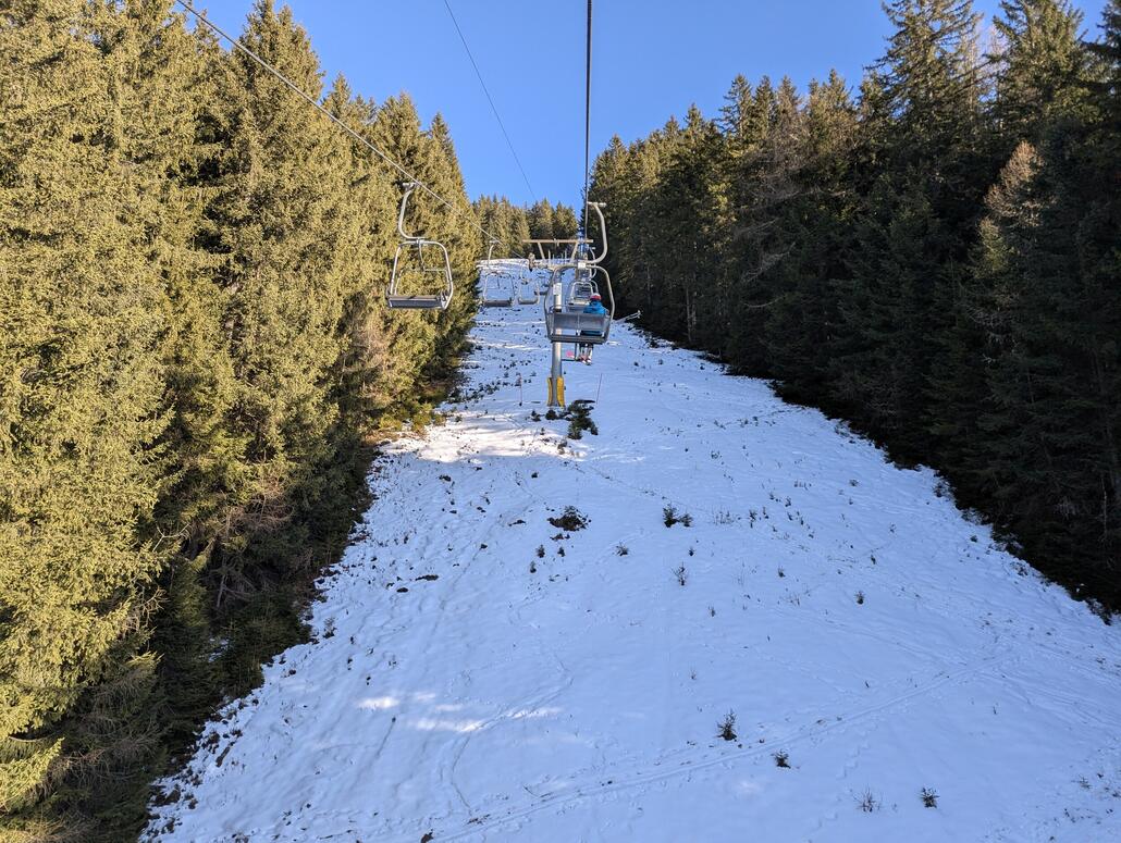DSB, unten die schwarze Piste, unbeschneit und wenn meist nur als Route offen, bei der aktuellen Schneelage undenkbar, zudem wachsen sich immer mehr kleine Bäumchen