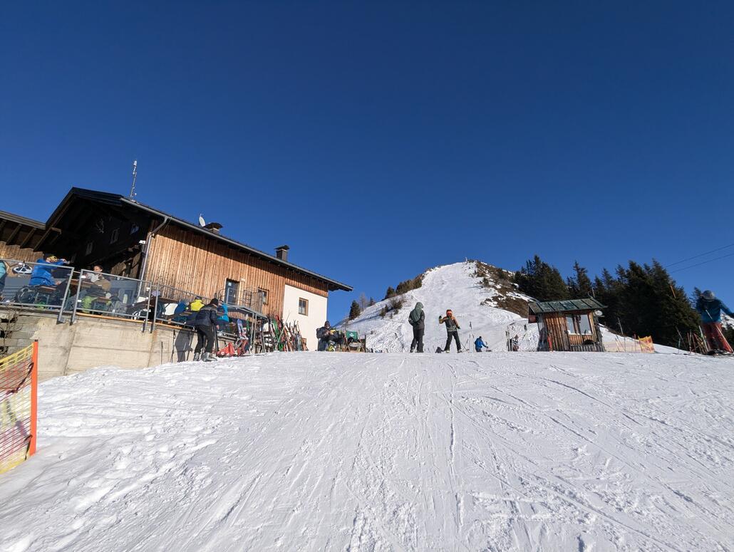 Hecherhaus und Piste vom Gipfel nur für Tourengeher