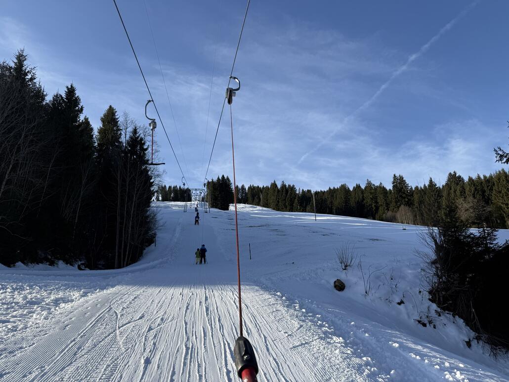 Ab ins Skigebiet. Der Ochsenweid-Lift ist nur noch als reine Zubringeranlage gedacht. Die Schneelage dürfte hier noch etwas besser sein.
