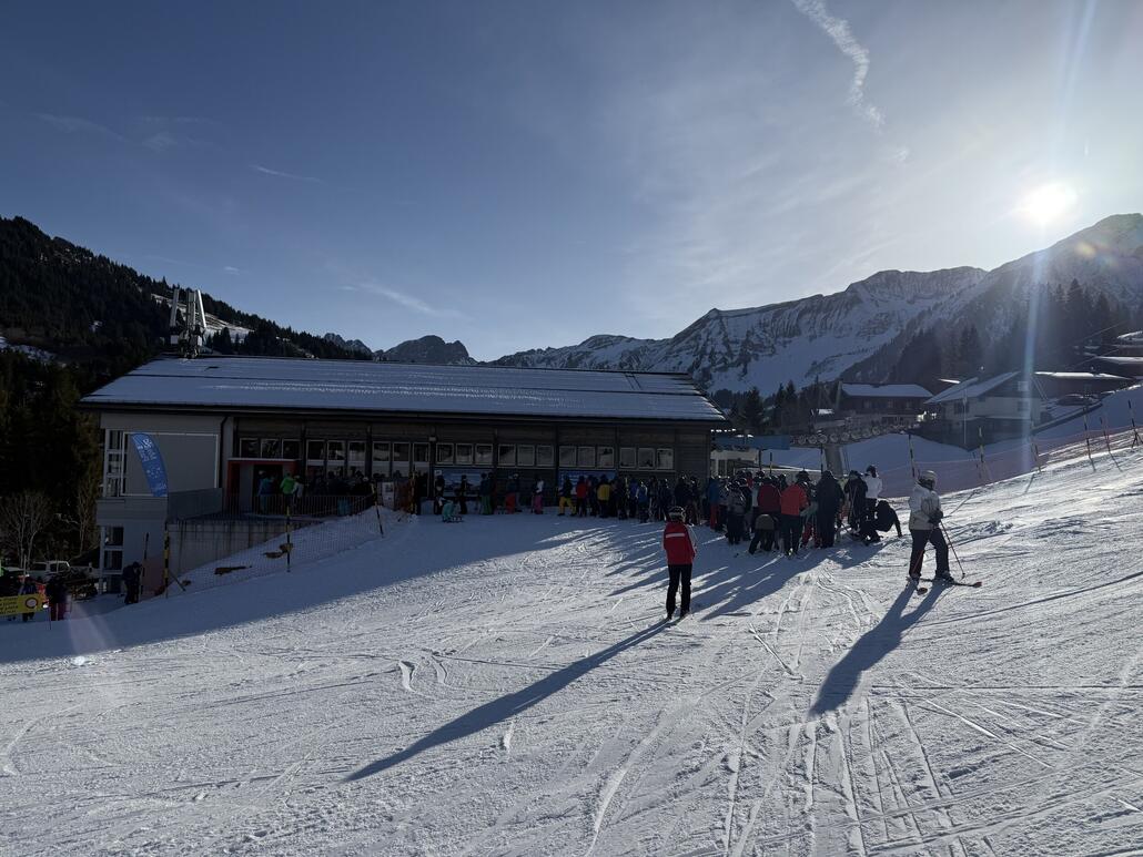 Oeweha... warten ist hier angesagt. Sowohl am Rossweid EUB als auch an den Schleppliftanlagen. Wo geht es am schnellsten? Ich wage mal die 6er EUB, trotzdem verliere ich hier schonmal 10-15 min. Es ging nur langsam vorwärts. Autsch... so hab ich mir mein Skitag nicht vorgestellt. :(