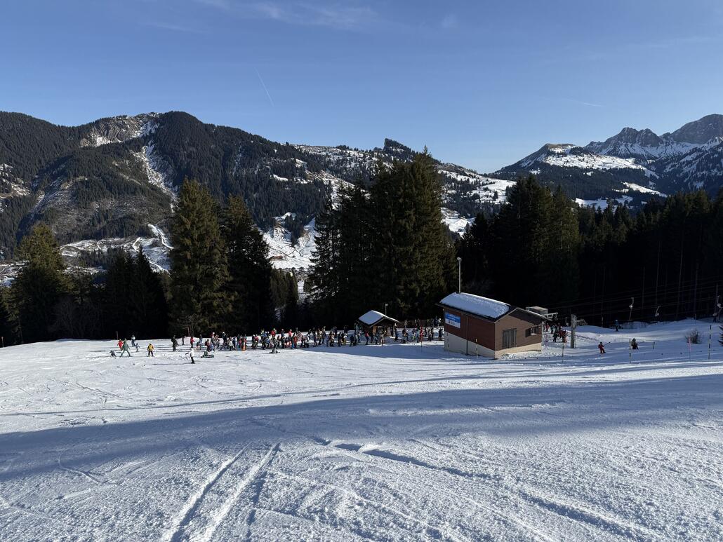 Am Doppelskilift Rossweid auch viel los. Der linke Lift hatte ein wenig kürzere Warteschlange, nur 5 min warten. Für die relativ kurze Anlage für meinen Geschmack aber viel zu lang...