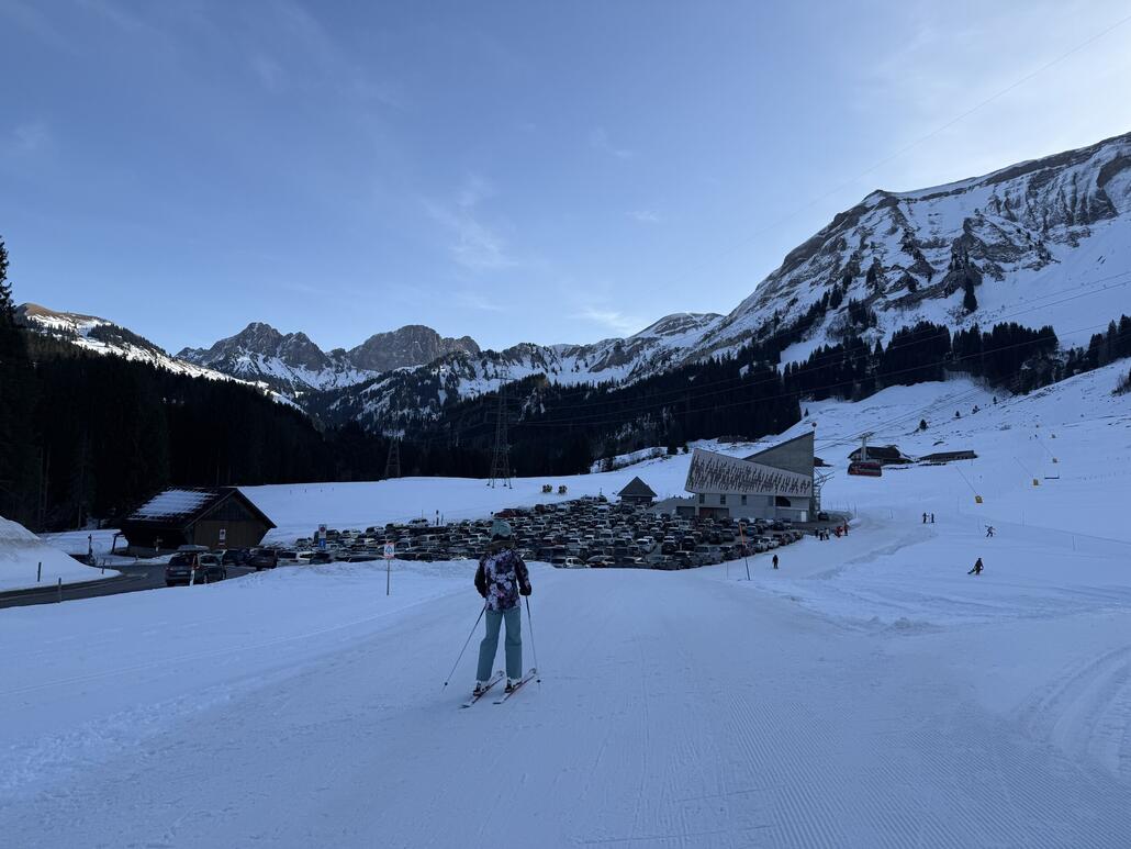 ...also geht es direkt rüber zum Brienzer Rothorn. Die Verbindungspiste ist hart bis eisig und lässt sich dementsprechend zügig fahren. Eine nette Fahrt durch die Natur.