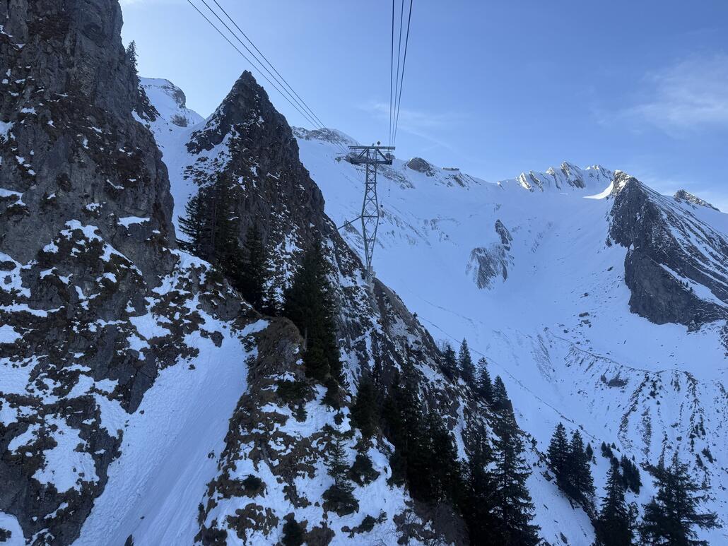 Am PB keinerlei Wartezeiten und ich konnte gleich mit dem nächsten Gondel hoch. So mag ichs. Unterwegs im Gondel konnte ich hier rechts ein Skifahrer ganz allein im steilen Gelände erkennen. Bei der aktuelle Schneelage und ganz allein ohne (Lawinen)rucksack uzw. aus meiner Sicht völlig verantwortungslos.