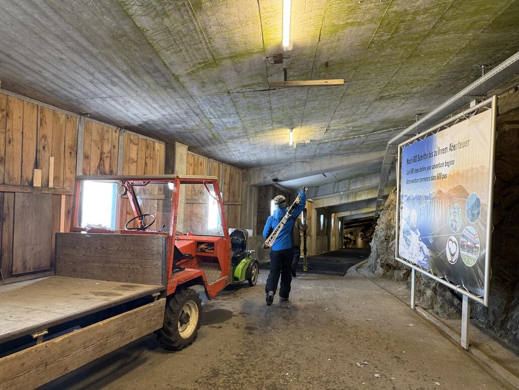 An der Bergstation fängt die lauferei zur Piste an. Echt nervig, und leider auch ein Grund, wieso ich ungern mehrere Fahrten am PB fahre...