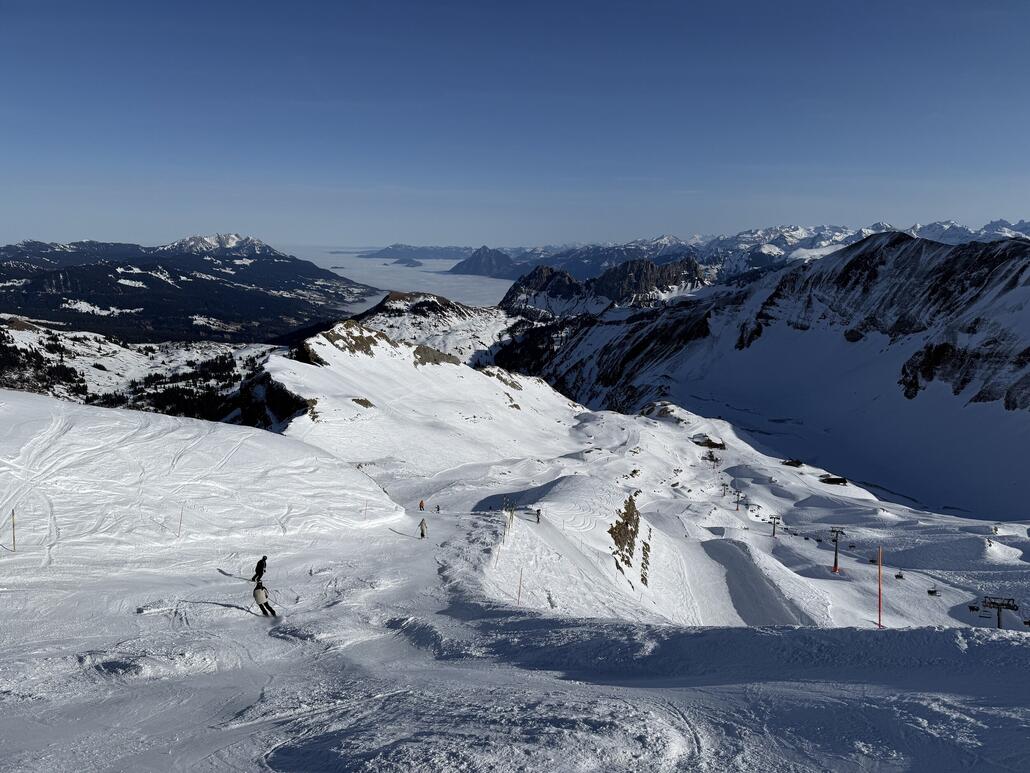 Ein schmaler Verbindungsweg führt von der Bergstation runter zu den zahlreiche Pistenvarianten am Eisee. Das ist echt doof gelöst, denn alles muss am Anfang hier den "Kanal" runter. Entsprechend zerfahren war hier alles schon vor 11 Uhr.
