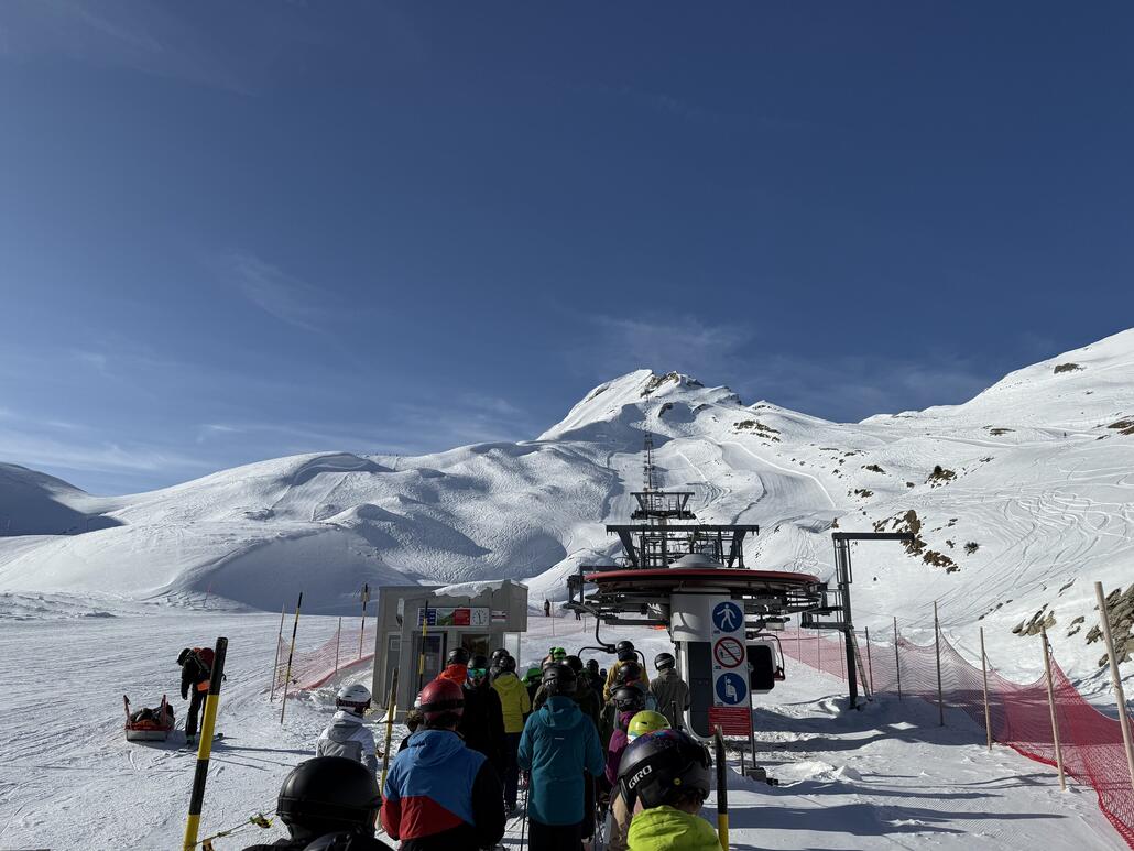 Der Lift lief nicht besonders schnell und müsste öfters anhalten. Tja, in der Bergstation muss man auch sofort die Kurve nach Links beim Ausstieg bekommen, das ging wohl öfters schief.