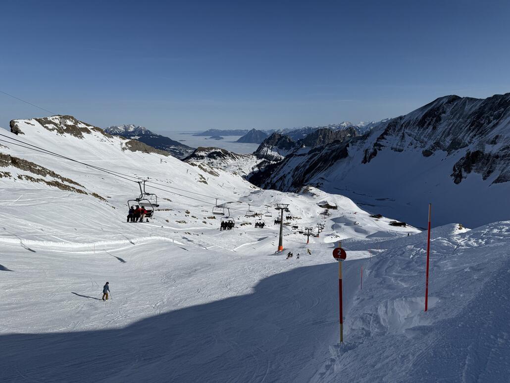 Was ich aber sehr mag hier oben sind die zahlreiche Pistenvarianten am 4-SB. Nachdem man den schmalen verbuckelten Zubringerpiste geschafft hat, gibt es auf den 5 Abfahrtsvarianten mächtig Platz zum carven. Das macht wahnsinnig Spass!