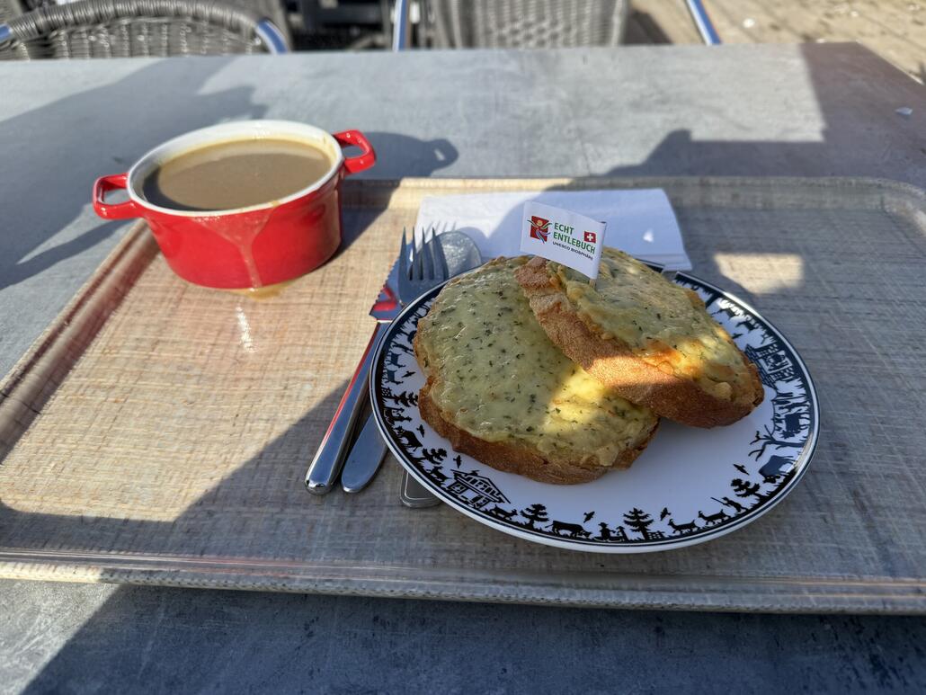 Um 12 Uhr Zmittag am Eisee mit Steinpilzsuppe und Chässchnitte für 23 CHF. Lecker! Aber nur die Suppe mit Brot hätte nur schlappe 9 CHF gekostet... Im Verhältnis ein teuren Aufpreis für die geschmolzene Käsemischung auf dem Brot.