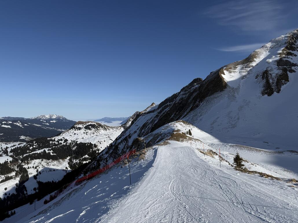 Nach dem Zmittag und zahlreiche Abfahrten am 4-SB Eisee (alle Varianten mehrmals getestet), ging es weiter ins Tal, in der Hoffnung, dass es auch im Kerngebiet etwas ruhiger sein wird.