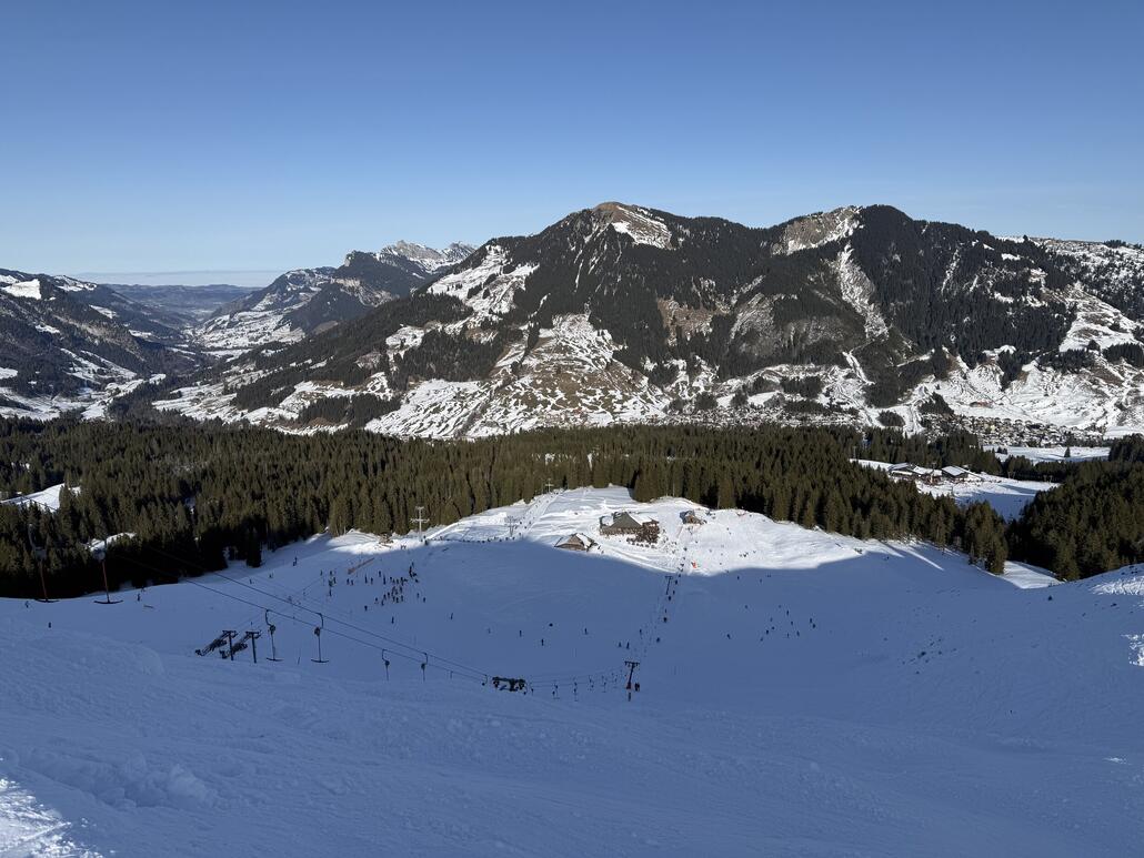 An der 2-SL "Hundskubel" war nichts los, deshalb gleich mal hochgefahren. Von hier aus hat man diverse geniale Abfahrten bis ins Tal.