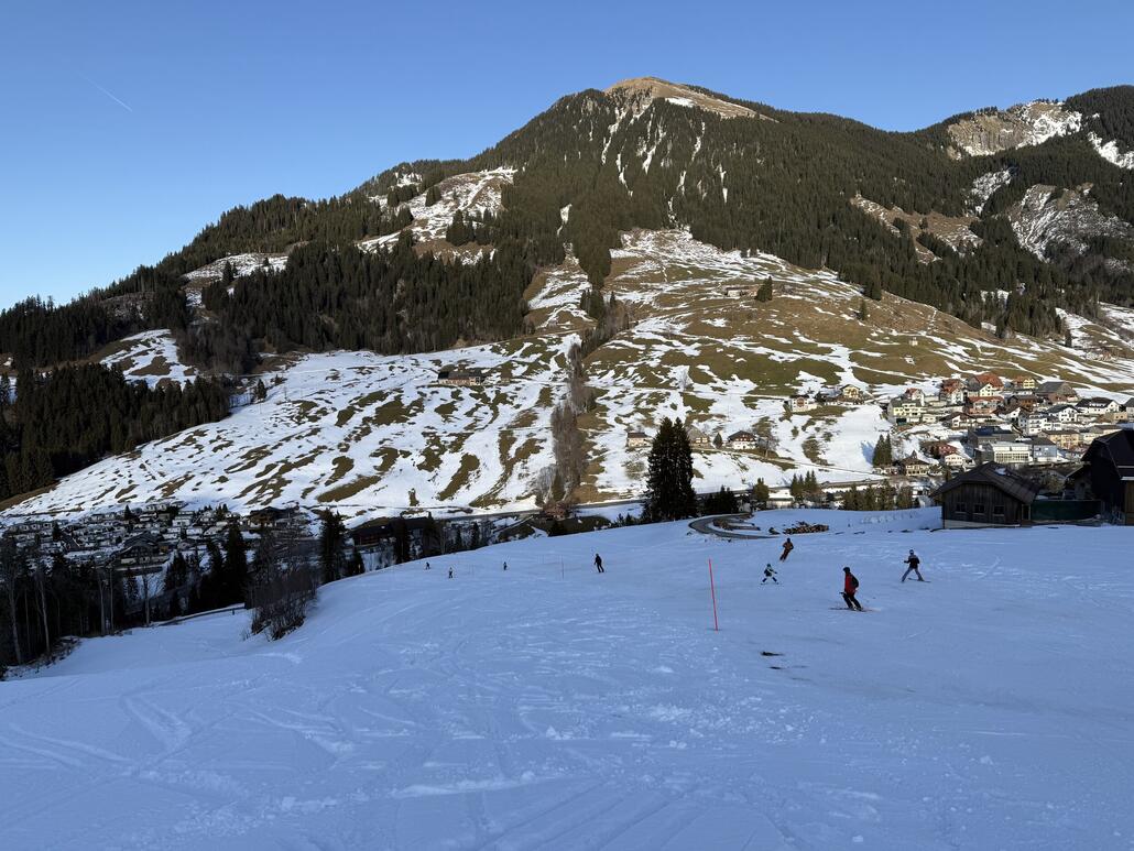 Schlussabfahrt am "Schönisei". Hatte ich den ganzen Tag doch kaum bis kein Steinkontakt, kam hier aber alles durch. Autsch. Oben stand allerdings ein Schild mit Absperrband, mit dem Hinweis, dass es eine reine Verbindungspiste zum Ochsenweid-Parkplatz sei.